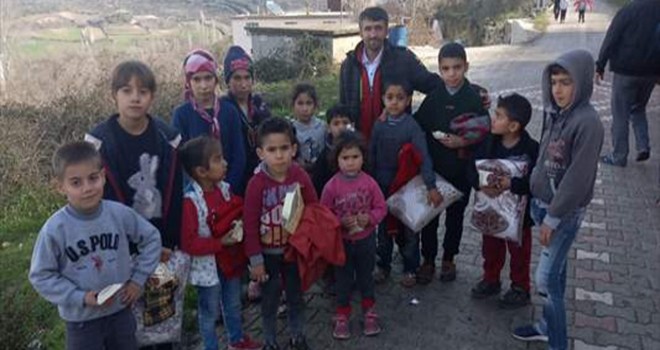 Simitçi Erkan' İdlibli çocuklara 700 battaniye ve 150 mont ulaştırdı