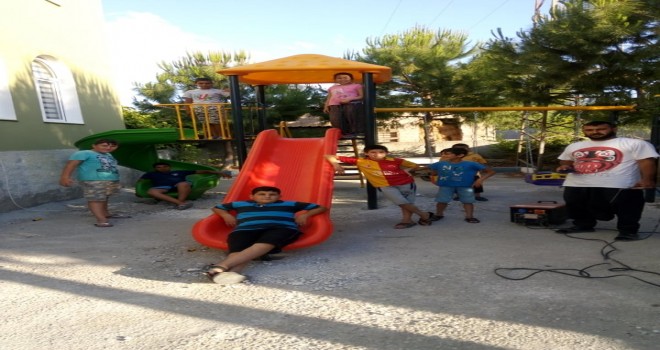 Adana’da İmam Cami Bahçesine Oyun Parkı Yaptı