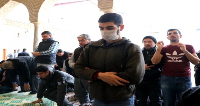 Korona virüse aldırmayan Adanalılar camilere akın etti